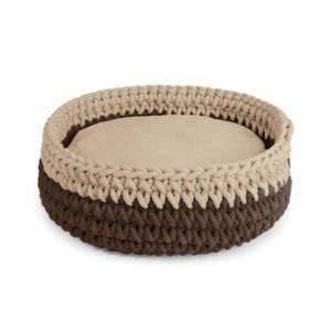 Morbida Cuccia Rotonda ed Intrecciata, realizzata interamente a mano con il 95% di puro cotone, all'interno della cuccia c'è un morbido cuscino che terrà il tuo fido al caldo e in totale relax.