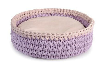 Morbida Cuccia Rotonda ed Intrecciata, realizzata interamente a mano con il 95% di puro cotone, all'interno della cuccia c'è un morbido cuscino che terrà il tuo fido al caldo e in totale relax.