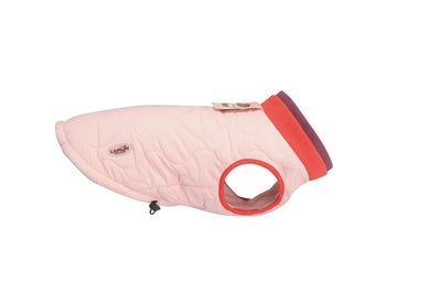 Piumino imbottito tinta unita rosa, in tessuto trapuntato ed interno in pile in tono colore. Collo a contrasto bicolore. Chiusura con doppio velcro sull'addome. Coulisse posteriori per regolare la vestibilità. Apertura per il collare/ pettorina con patta copri-zip stampata ed elastici per le zampe posteriori.